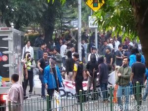 Mahasiswa UP Demo Tutup Jalan, Lalin Lenteng Agung Macet