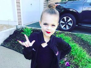 Tarian dengan Bahasa Isyarat Gadis Cilik Ini Keren Banget, Bun