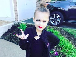 Tarian dengan Bahasa Isyarat Gadis Cilik Ini Keren Banget, Bun