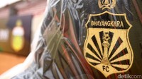 Kursi pemain cadangan kini sudah berlogo Bhayangkara FC.