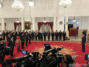 Jokowi Lantik 9 Anggota KPPU Jokowi Lantik 9 Anggota KPPU