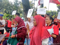 Tolak Relokasi ke Rusun, Ibu-ibu Taman Kota Mendemo Anies-Sandi