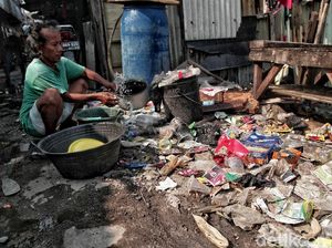 Potret Pemukiman Kumuh di Pinggir Waduk Pluit