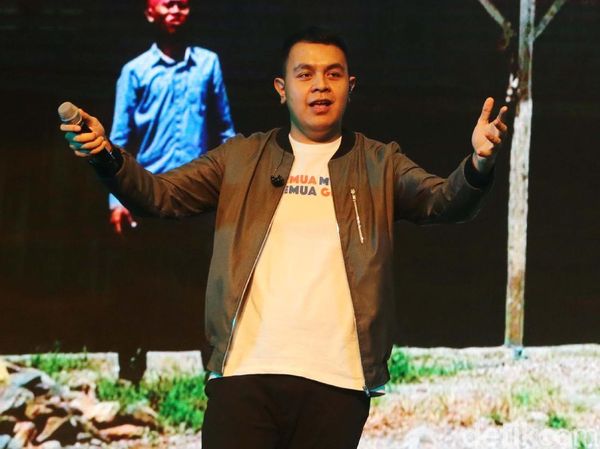 Aksi Tulus di Atas Panggung