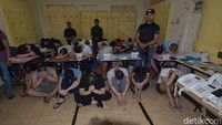 Foto 103 WN Tiongkok Pelaku Kejahatan Siber Saat Diciduk Polda Bali