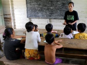 Guru SD Suku Pedalaman di Riau Hanya Digaji Rp 500 Ribu/Bulan Guru SD Suku Pedalaman di Riau Hanya Digaji Rp 500 Ribu/Bulan