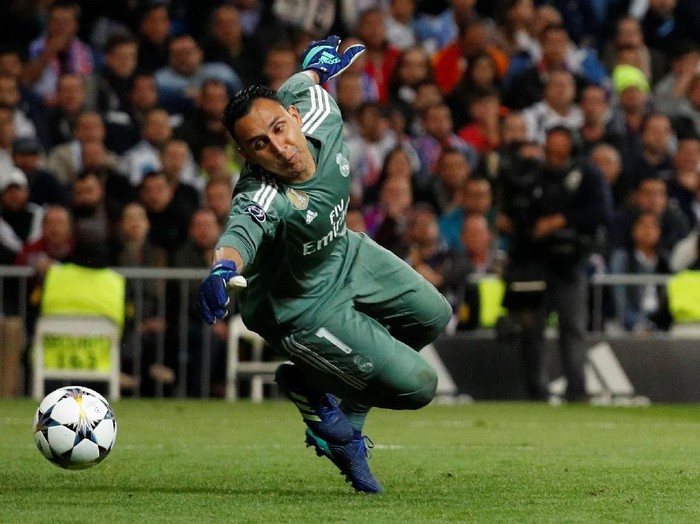 Soccer Football - Champions League Semi Final Second Leg - Real Madrid v Bayern Munich - Santiago Bernabeu, Madrid, Spain - May 1, 2018   Real Madrid's Keylor Navas makes a save   REUTERS/Paul Hanna