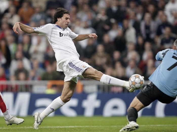 MADRID, SPAIN - OCTOBER 24:  Ruud van Nistelrooy (C) of Real Madrid controls the ball in between Julio Cesar (L) of Olympiacos and goalkeeper Antonios Nikopolidis of Olympiacos during the UEFA Champions League Group C match between Real Madrid and Olympiakos at the Santiago Bernabeu stadium on October 24, 2007 in Madrid, Spain.  (Photo by Jasper Juinen/Getty Images)