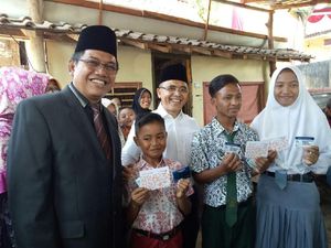 Di Banyuwangi, Pelajar Tak Mampu Diberi Uang Saku Setiap Hari Di Banyuwangi, Pelajar Tak Mampu Diberi Uang Saku Setiap Hari