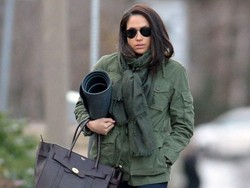 Meghan Markle Terobsesi Sneakers Putih yang Juga Favorit Millennial