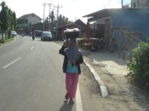Siswi SD Ini Jadi Tulang Punggung Keluarga dengan Jualan Jagung