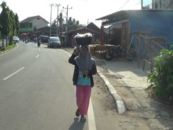 Siswi SD Ini Jadi Tulang Punggung Keluarga dengan Jualan Jagung