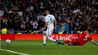Madrid berbalik unggul 2-1 di menit ke-46. Kesalahan fatal kiper Bayern Sven Ulreich memberi kesempatan kepada Benzema untuk mencetak gol lagi. Foto: Juan Medina/Reuters