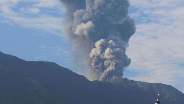 Foto: Abu Letusan Gunung Marapi Membubung 4 Km