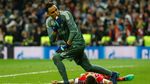 Beda Cerita Dua Kiper di Santiago Bernabeu