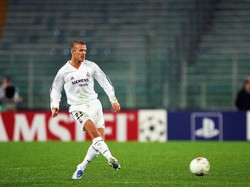 MU diam-diam melakukan kesepakatan dengan Barcelona untuk David Beckham pada 2003. Itu tak lepas dari perselisihan Beckham dengan Ferguson. Beckham pada akhirnya tahu atas rencana itu dan meminta untuk dijual ke Real Madrid. Madrid pun menyambut. (Foto: Mike Hewitt/Getty Images)