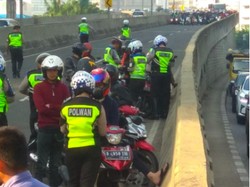 Mirip Pasukan Siap Perang, Pemotor Nakal Hindari Razia di JLNT Kasablanka