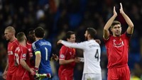 Kapten Liverpool Steven Gerrard memberi tepuk tangan penghormatan buat para fans Liverpool di Bernabeu usai laga 4 November 2014, dalam musim terakhirnya membela Si Merah. (Foto: JAVIER SORIANO/AFP)