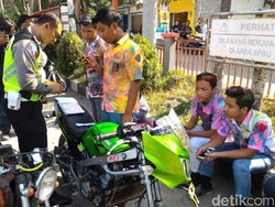 Pinjam Baju Kakak, Pelajar di Boyolali Ikut Konvoi Kelulusan