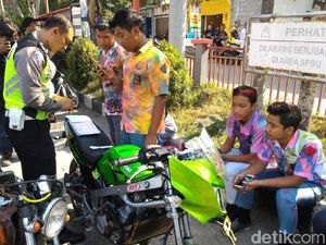 Pinjam Baju Kakak, Pelajar di Boyolali Ikut Konvoi Kelulusan Pinjam Baju Kakak, Pelajar di Boyolali Ikut Konvoi Kelulusan