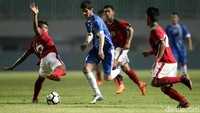 Uzbekistan melancarkan serangan ke pertahanan Indonesia.
