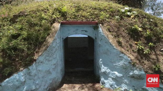 Japanese Coastal Fortress di Pantai Tapak Gajah yang sudah dipugar dan dicat.