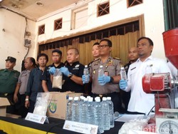 Pabrik Ciu Rumahan di Tambora Berkedok Produksi Air Mineral