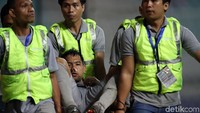 Andritany Ardhyasa ditandu keluar lapangan karena cedera. Dia digantikan oleh Awan Setho Raharjo.