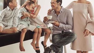Ini Pose Seru Oka Antara Ketika Menikmati Makanan Bareng Keluarga