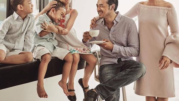 Ini Pose Seru Oka Antara Ketika Menikmati Makanan Bareng Keluarga