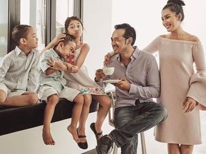 Ini Pose Seru Oka Antara Ketika Menikmati Makanan Bareng Keluarga