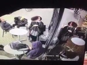 Waduh! Kelompok Pelajar Ini Disiram Air Bekas Pel oleh Barista