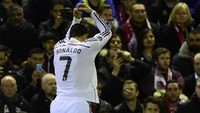 Di Anfield saat itu, Cristiano Ronaldo memamerkan selebrasi ikoniknya usai memecah kebuntuan dengan menjebol gawang Liverpool. (Foto: PIERRE-PHILIPPE MARCOU/AFP)