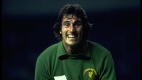 Ray Clemence bisa dibilang sebagai pemain yang paling berprestasi untuk kedua tim. Bersama Liverpool sejak 1967 sampai 1981, Clemence berhasil meraih lima gelar Liga Inggris, tiga Liga Champions, dan dua Piala UEFA. Bersama Spurs sejak 1981 sampai 1988, dia mempersembahkan masing-masing satu Piala FA, Community Shield, dan Piala UEFA. (Foto: Staff/Getty Images)