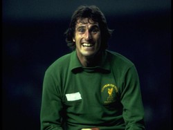 Ray Clemence bisa dibilang sebagai pemain yang paling berprestasi untuk kedua tim. Bersama Liverpool sejak 1967 sampai 1981, Clemence berhasil meraih lima gelar Liga Inggris, tiga Liga Champions, dan dua Piala UEFA. Bersama Spurs sejak 1981 sampai 1988, dia mempersembahkan masing-masing satu Piala FA, Community Shield, dan Piala UEFA. (Foto: Staff/Getty Images)