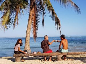 Begini Gaya Lukman Sardi Saat Ngopi di Kafe hingga Pinggir Pantai