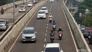 Aksi Nekat Pemotor Terobos JLNT Casablanka