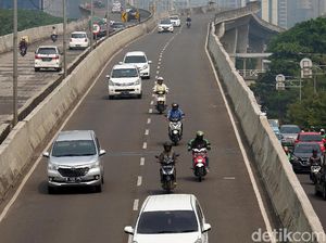 Aksi Nekat Pemotor Terobos JLNT Casablanka