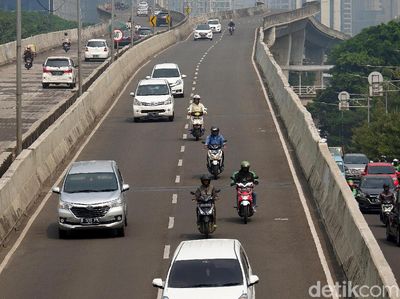 Aksi Nekat Pemotor Terobos JLNT Casablanka