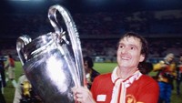 Kapten Liverpool Phil Thompson bersama trofi Si Kuping Besar usai kemenangan atas Madrid pada final di Paris pada 27 Mei 1981. (Foto: Allsport/Getty Images)