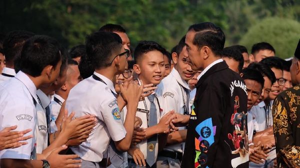 Gaya Jokowi Berjaket Asian Games di Hadapan OSIS SMA
