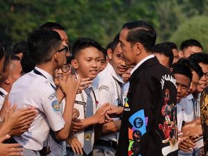 Gaya Jokowi Berjaket Asian Games di Hadapan OSIS SMA