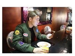 Gaya Makan Paranormal Roy Kiyoshi hingga Keseruan Lukman Sardi Ngopi di Pantai