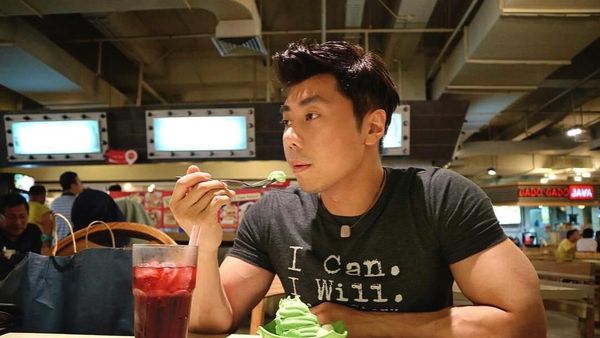 Ini Aksi Paranormal yang Sedang Hits, Roy Kiyoshi Jika Sedang Makan