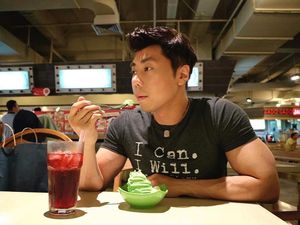 Ini Aksi Paranormal yang Sedang Hits, Roy Kiyoshi Jika Sedang Makan