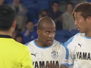 Dikartu Merah, Pesepakbola Ini Labrak Pemain dan Staf Pelatih Lawan