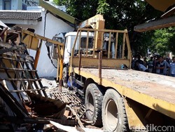 Rem Blong, Truk Crane Tabrak Tiga Rumah di Bojonegoro