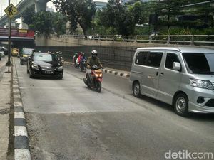 Perbaikan Jalan Dibongkar Ojol, Lalin Casablanca Lancar Perbaikan Jalan Dibongkar Ojol, Lalin Casablanca Lancar