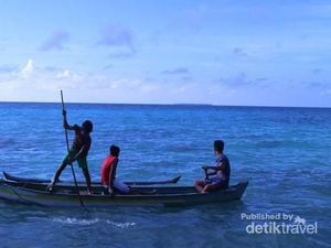 Cantiknya Pantai Batu Topeng Karimunjawa