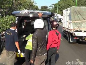 Jatuh dari Boncengan Suami, Guru PNS Tewas Terlindas Truk